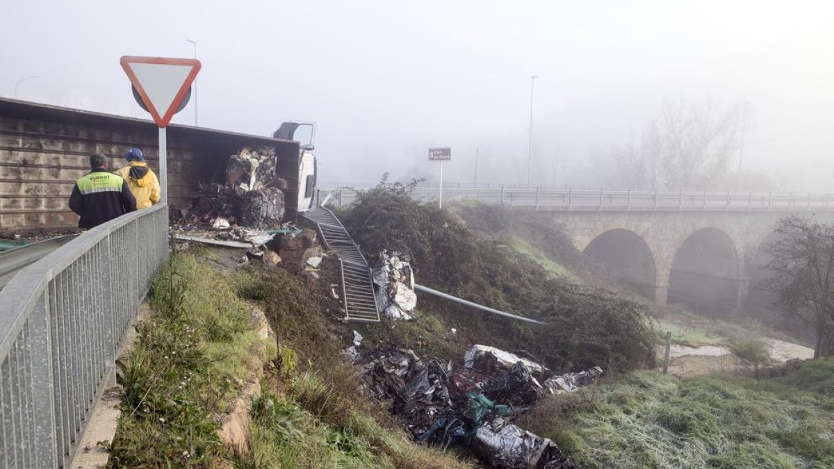 Bolca per la densa boira un camió carregat de ferralla a Biosca