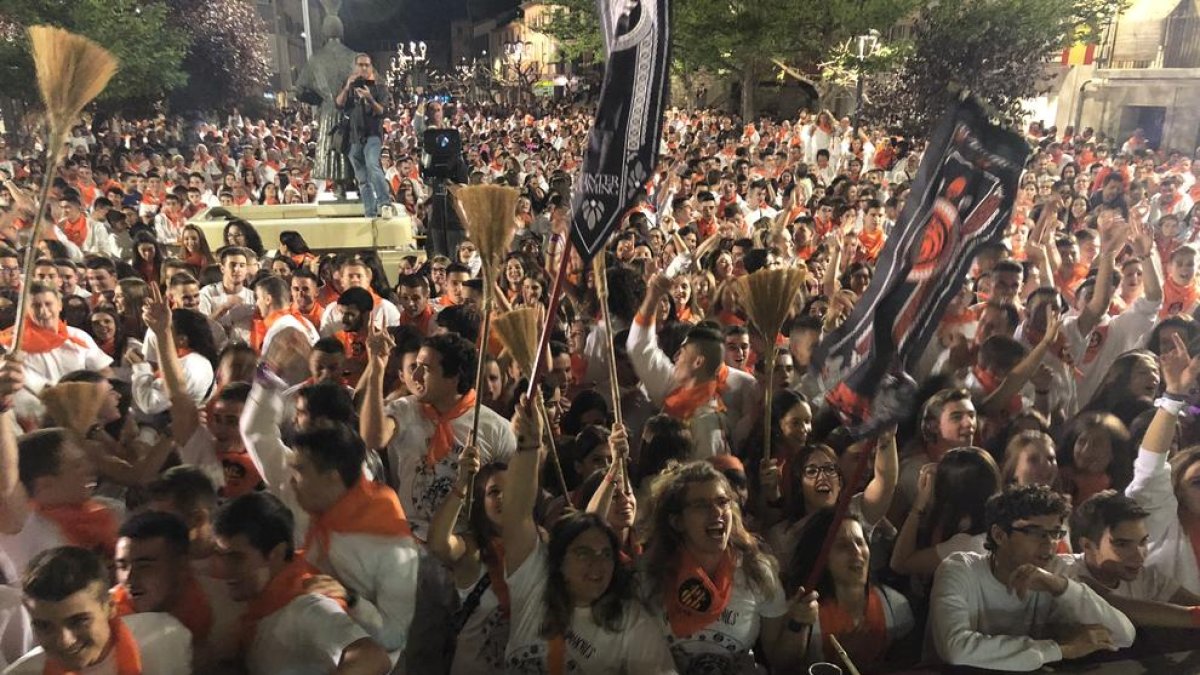 Un momento del ‘cohetaso’, que dejó pequeña la plaza España de esta localidad.