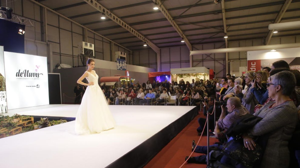 Cientos de personas asistieron a los desfiles de moda de la DeNuvis, con las últimas tendencias en vestidos y trajes de boda.