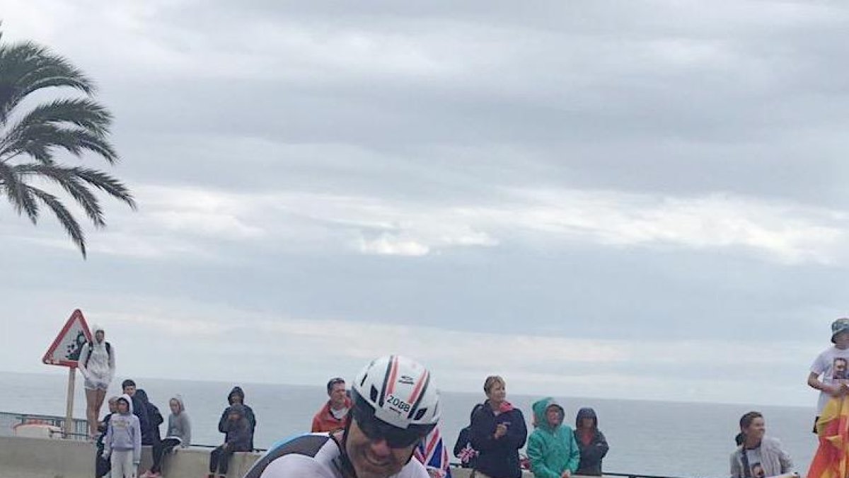 Tomàs, durant el tram de bicicleta, i Mullor, corrent durant la prova barcelonina.