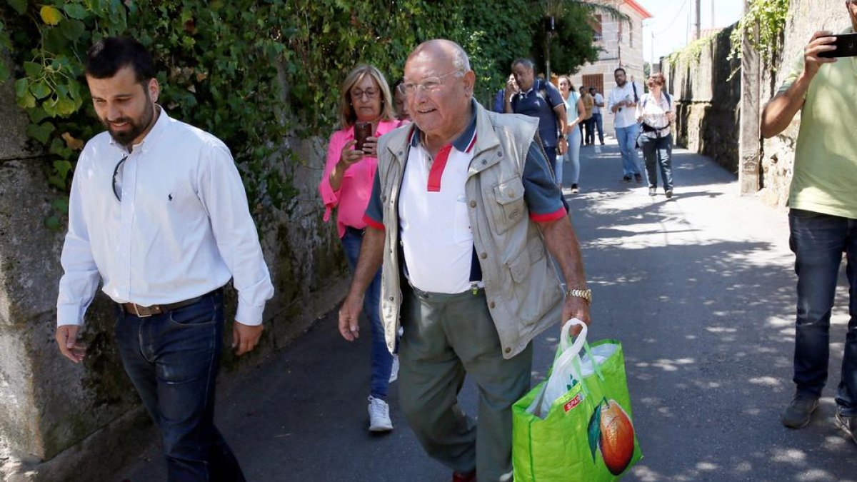 Imagen de la salida, ayer, de prisión de Manuel Charlín.