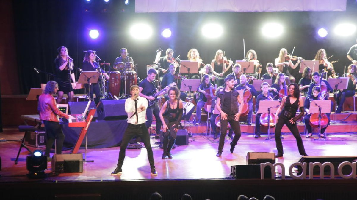 Los músicos levantaron al público de sus asientos para cantar y bailar en el Auditori Enric Granados.