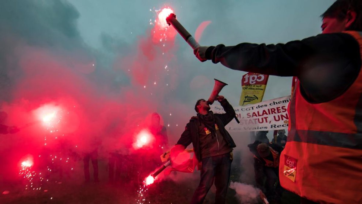 Los huelguistas franceses mantienen el pulso contra el Gobierno