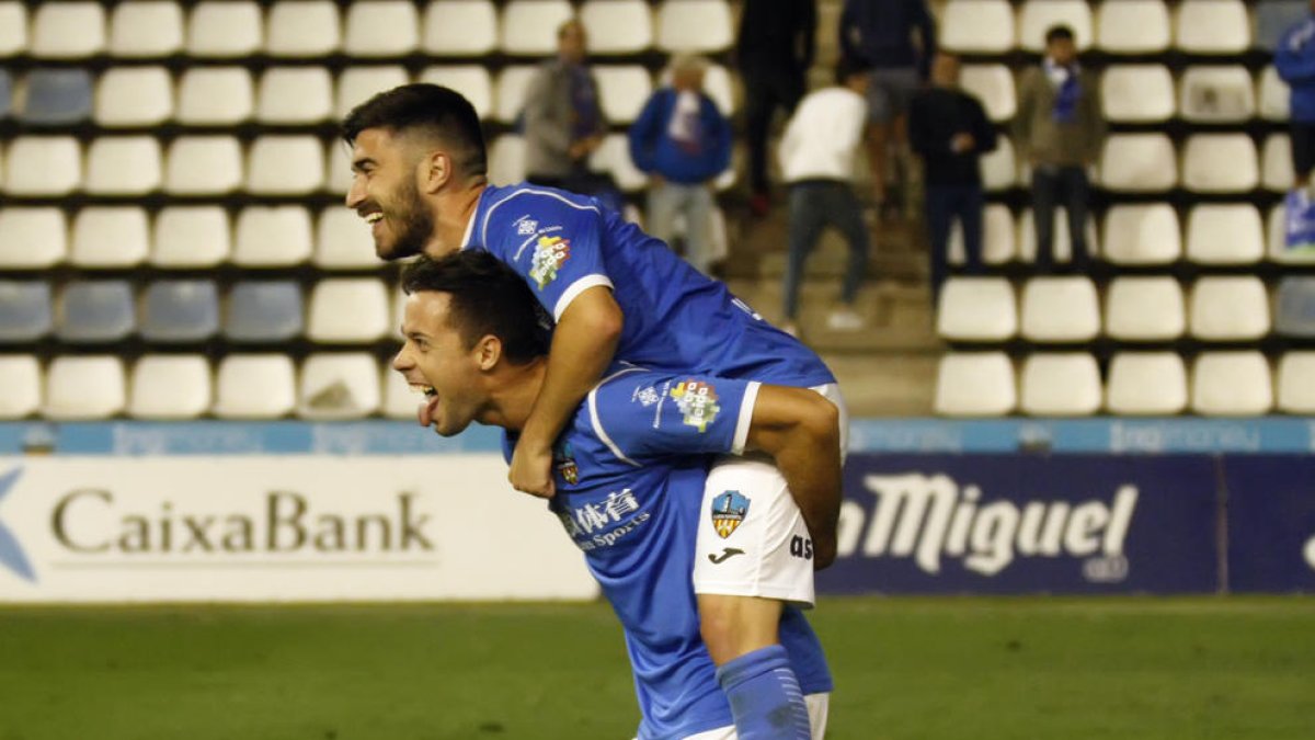 Leto celebra con Pedro Martín el triunfo del domingo ante el filial del Valencia en el Camp d’Esports.