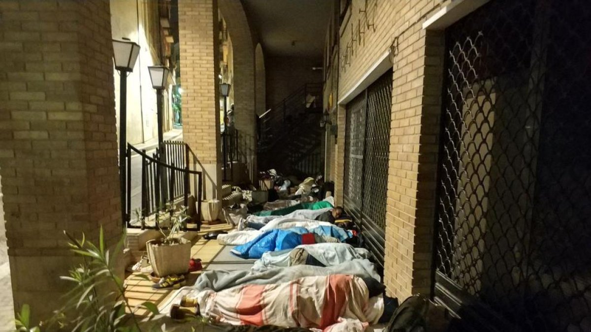 Unos temporeros durmiendo en los aledaños del hostal Jericó.
