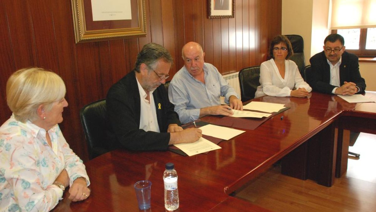 Imatge de la firma del conveni entre el Conselh i l’AALO.