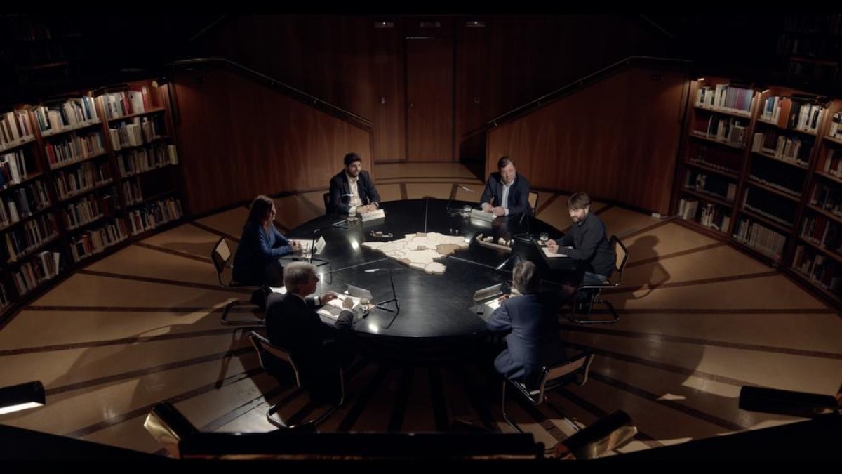 Jordi Évole y los cinco presidentes, en torno a la mesa.