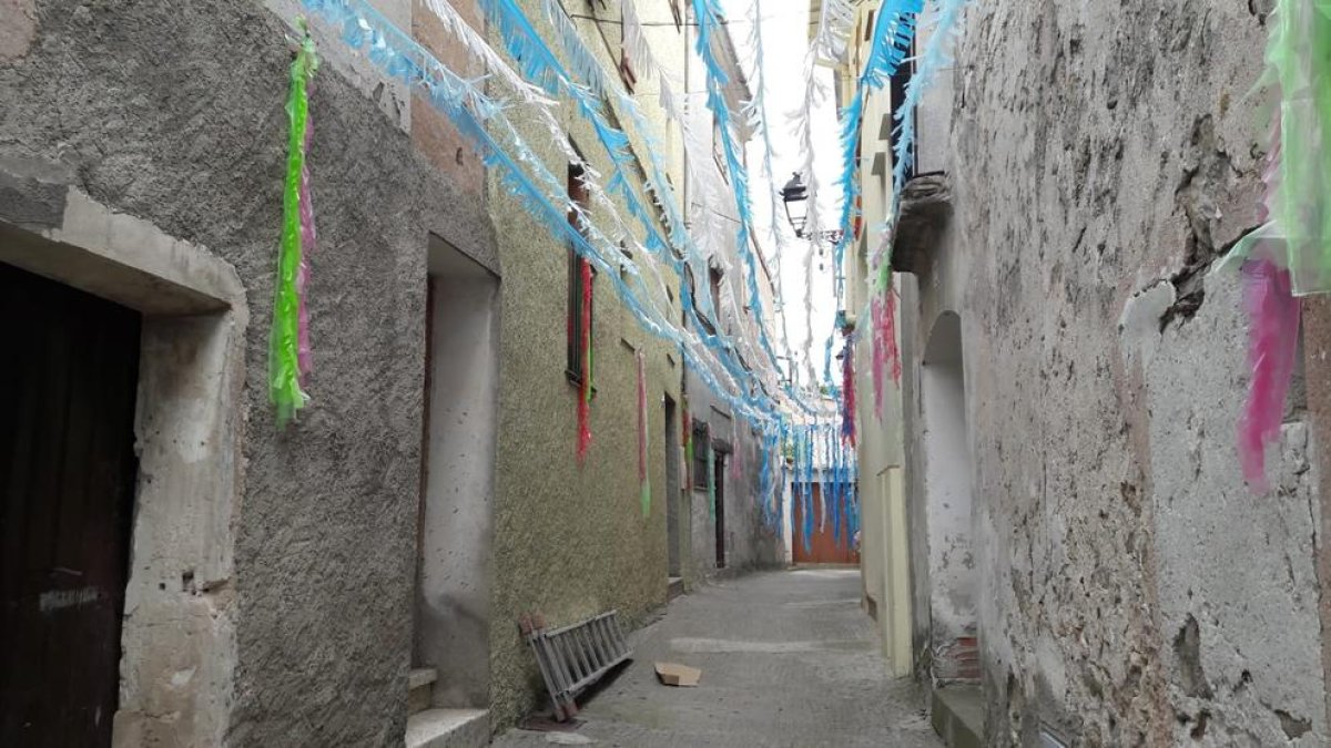 Imagen de una de las calles decoradas en Les Avellanes.