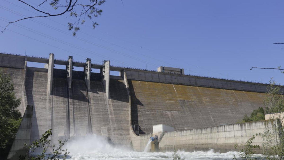 Dos de las compuertas de fondo del pantano de Rialb liberaron ayer unos 70 metros cúbicos por segundo, con el embalse a más del 95%.