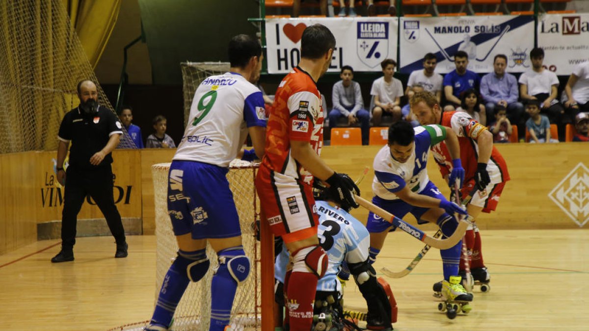 Jordi ‘Xixi’ Creus intenta rematar davant el Rivero amb Andreu Tomàs atent darrere de la porteria.