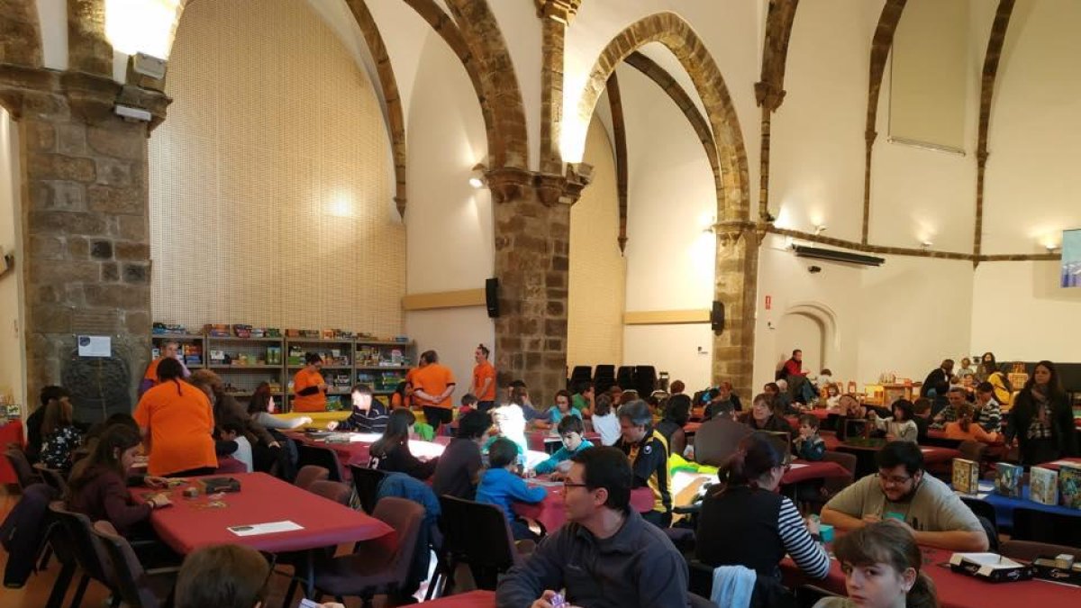 Algunas de las personas que llenaron la sala Sant Domènec de La Seu d’Urgell para competir en juegos de rol.