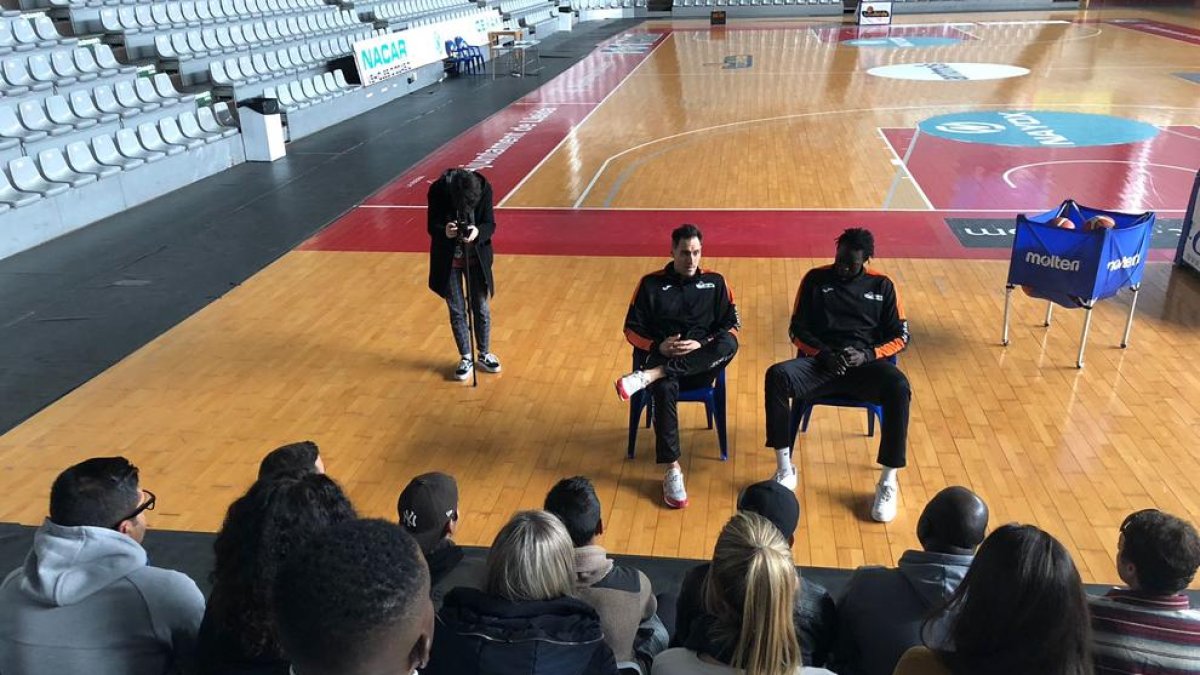 Miki Feliu y Ablaye Mbaye durante la charla en el Barris Nord.