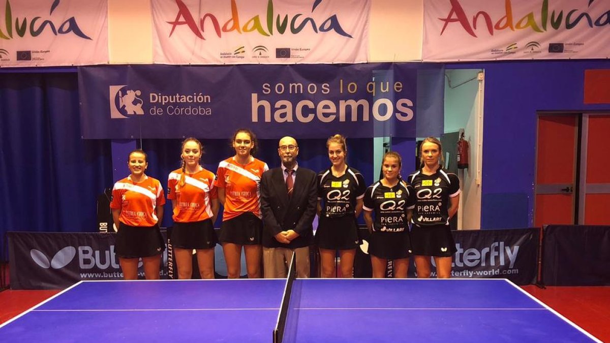 Les jugadores dels dos equips abans del partit.