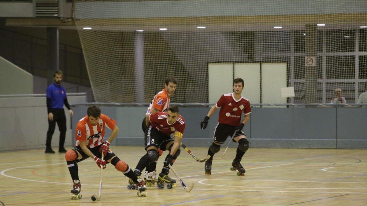 Joan Ramon Serret, autor de dos goles para el Alpicat, presiona a un jugador del Sant Feliu.