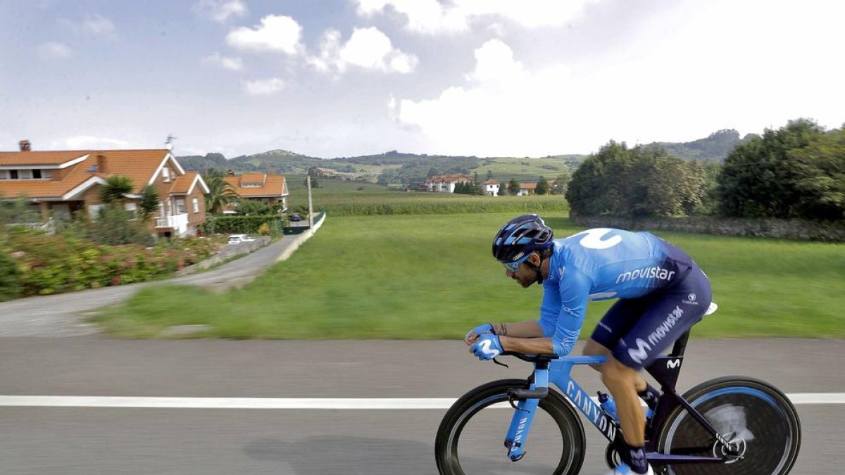 Alejandro Valverde, en plena acció durant la crono d’ahir.
