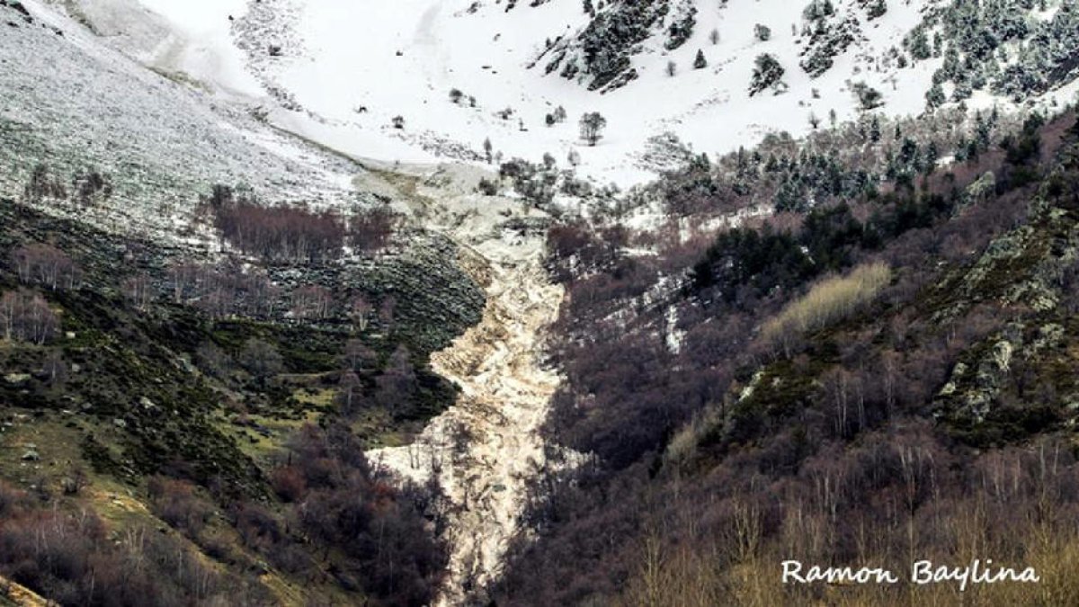 Una gran allau arranca arbres i enterboleix l’aigua potable a Isil