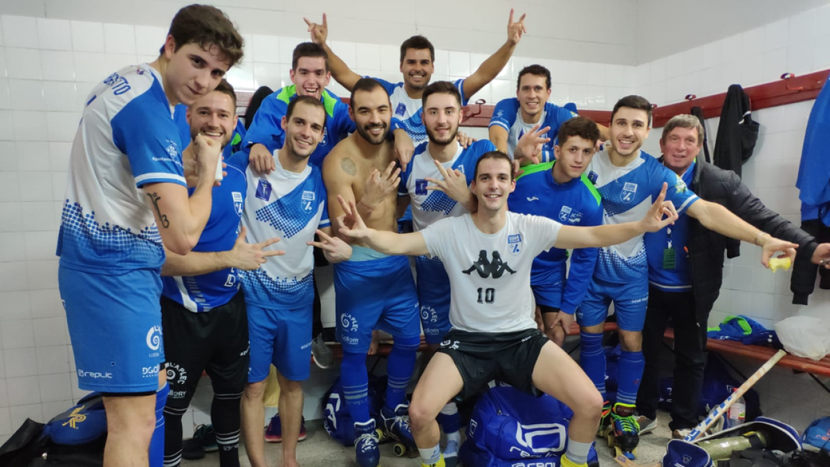 Los jugadores del Lleida Llista celebran en el vestuario la victoria en Lloret, la sexta de la temporada.