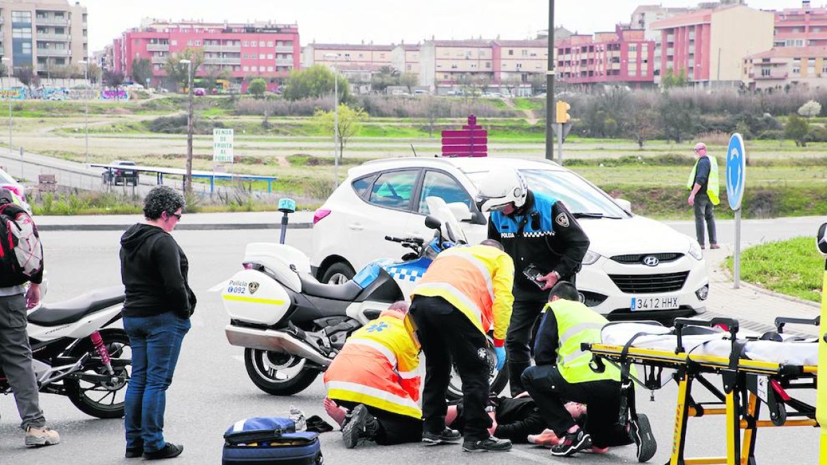 El accidente de un motorista causa retenciones en la LL-11