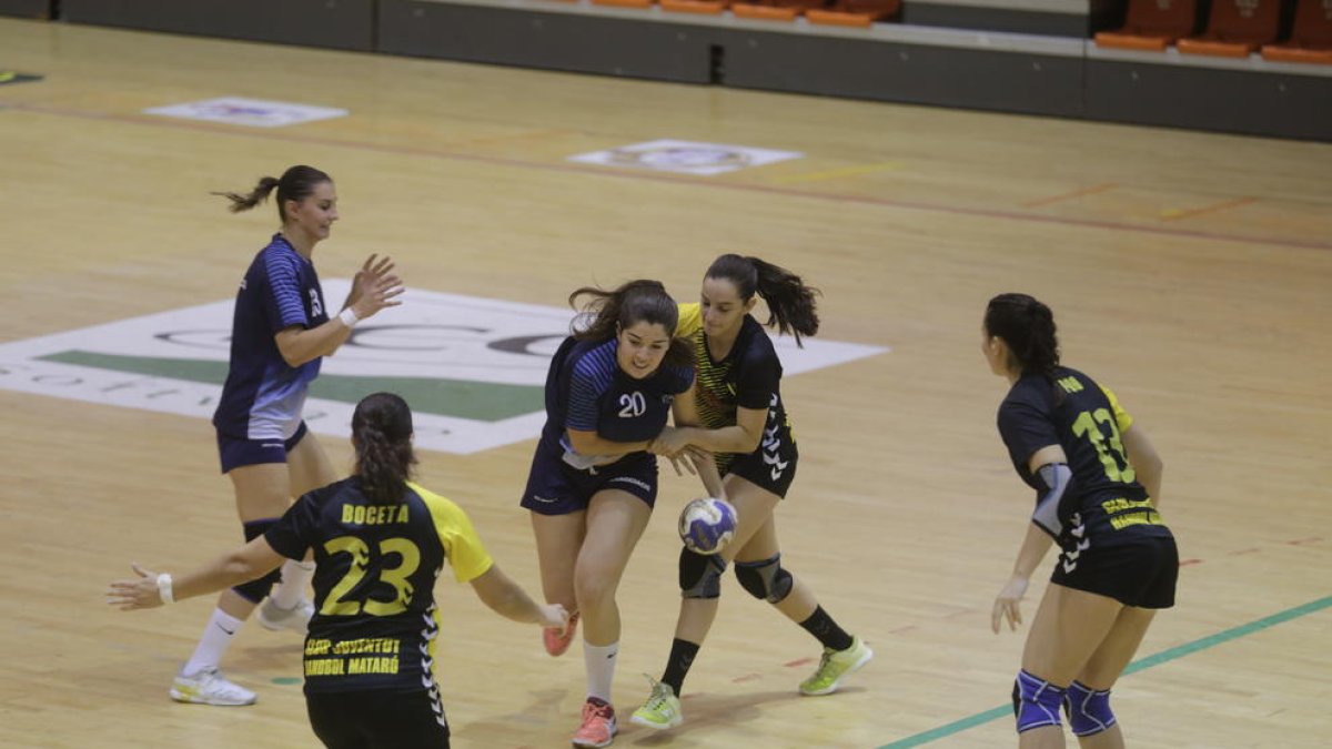 Victoria Alférez, de l’Associació Lleidatana, intenta superar una jugadora del Joventut de Mataró.