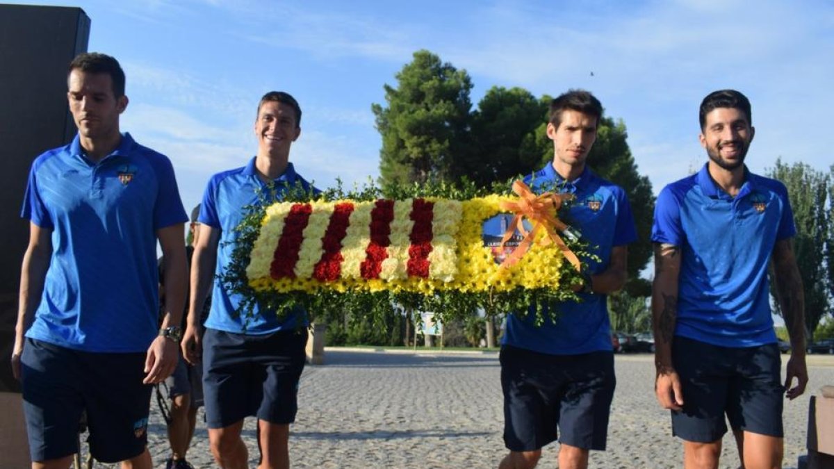 Els capitans del Lleida van assistir ahir a l’ofrena de la Diada.