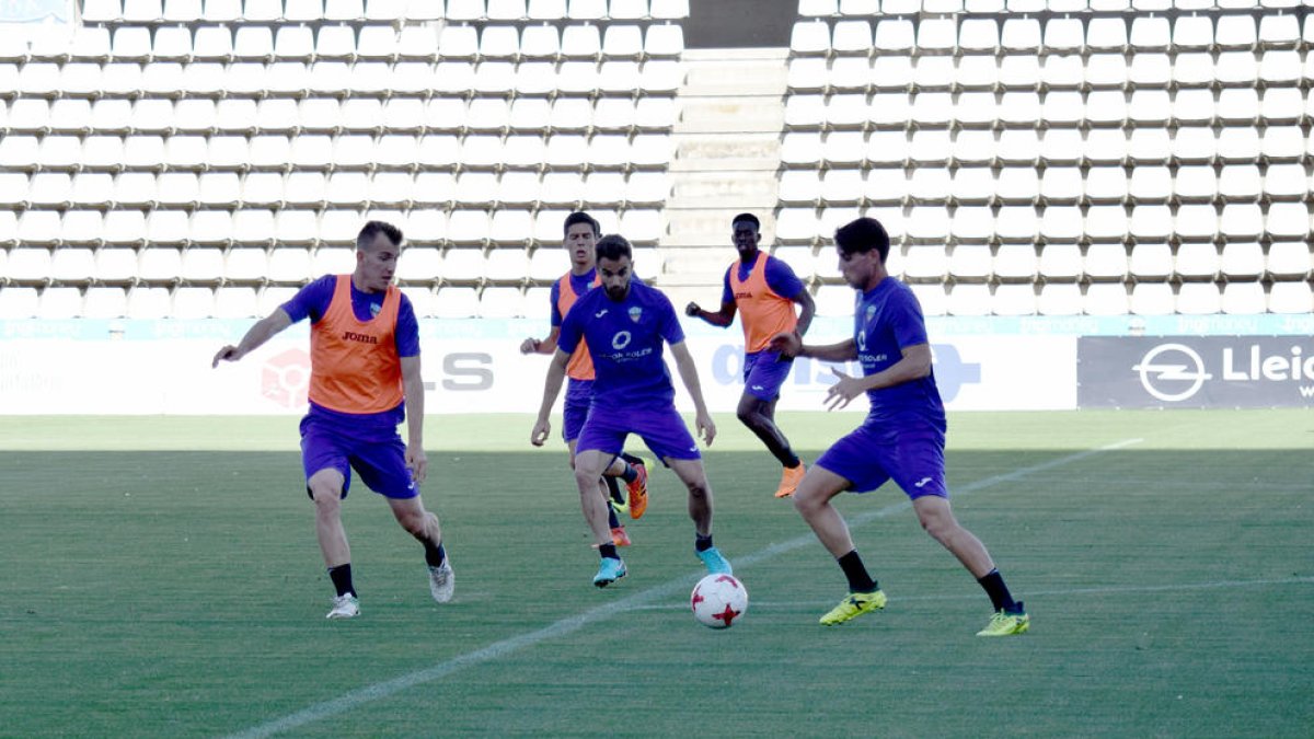 La plantilla azul se ejercitó el jueves en el Camp d’Esports.