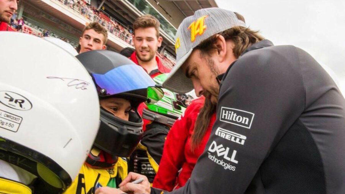 Consti Pedra, el segon per l’esquerra, va posar dijous passat al circuit de Montmeló al costat d’ídols com Alonso i Hamilton.