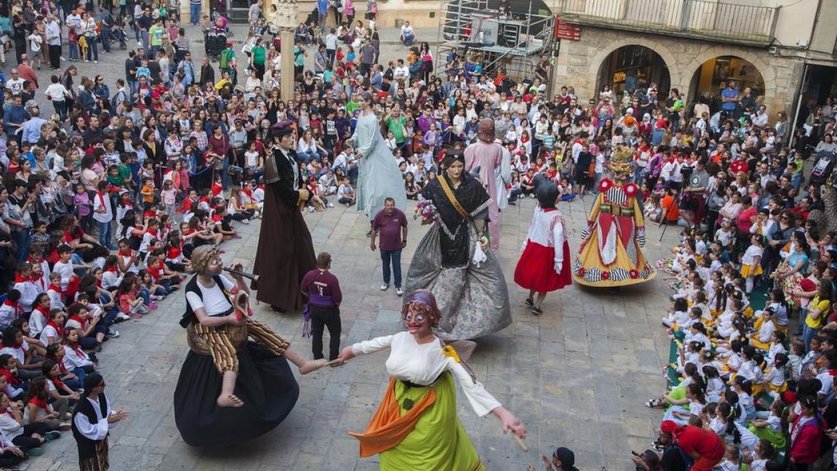 Un momento del baile que protagonizaron ayer los gigantes en la plaza Major de Tàrrega en el marco de la Eixideta.