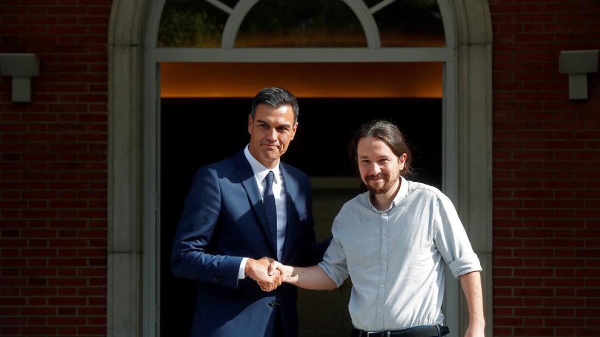 Sánchez i Iglesias pacten un salari mínim de 900 euros i més ajuts per a habitatge
