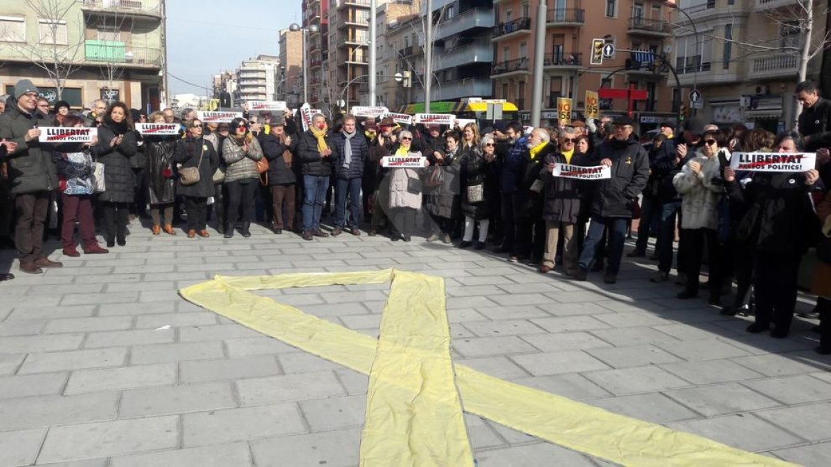 Despliegan un gran lazo amarillo delante de la sede de Òmnium en Lérida
