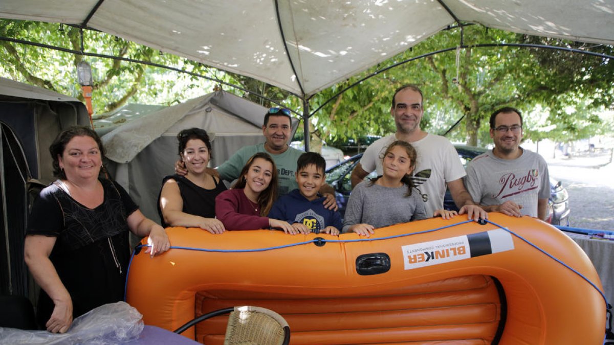Una família que es trobava ahir en un càmping d’Àger i, a la imatge de la dreta, la terrassa d’un establiment de Sort.