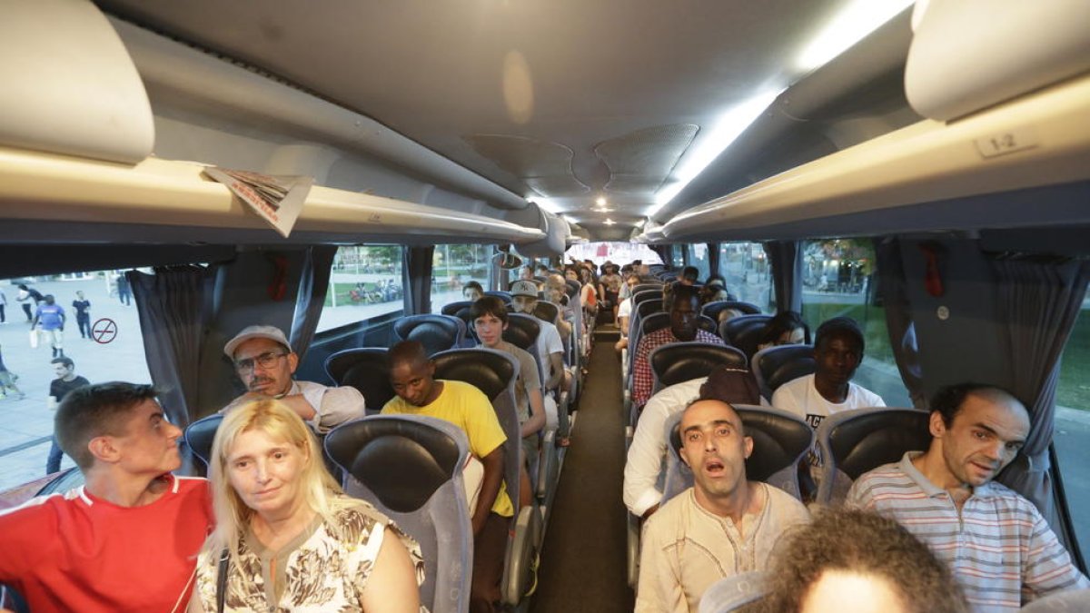 Viatgers del tren a Cervera, a l’autocar que va fer el trajecte al suspendre’s el tren.