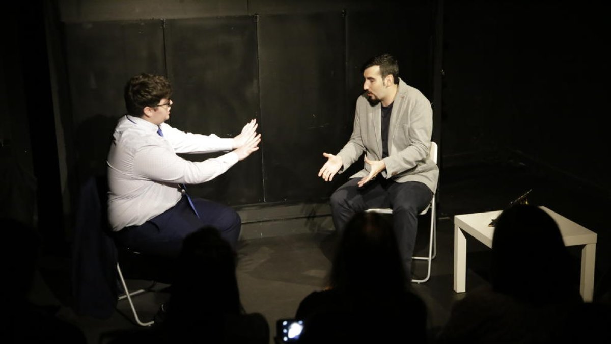 Xavier Alepús i Francesc Farré, fundadors de La Càpsula Produccions, ahir en plena funció.