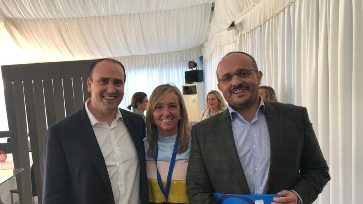 Xandri con los nuevos líder y secretario general del PP catalán, Daniel Serrano y Alejandro Fernández.