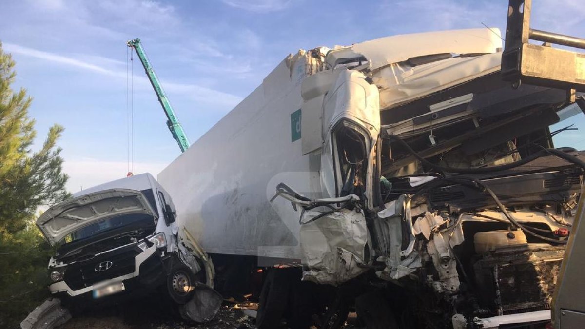 En el accidente mortal en Ribera d'Ondara se vieron implicados dos camiones y una furgoneta de servicio técnico.