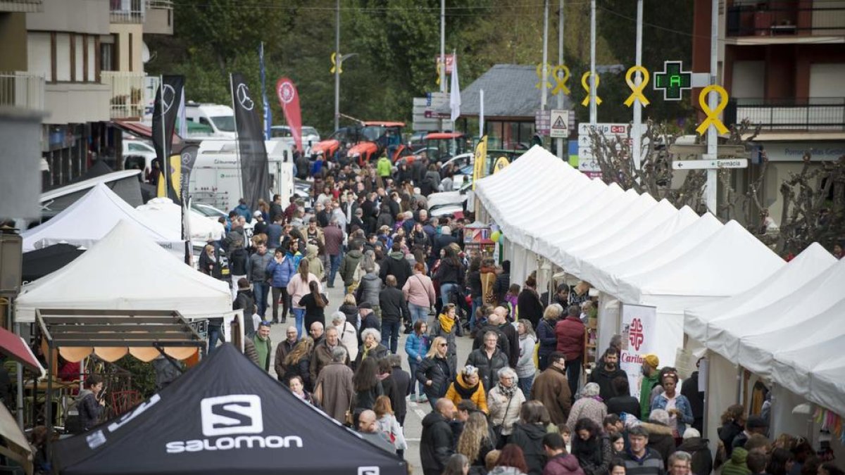 Público en la primera jornada de la Fira de Tardor de Sort.