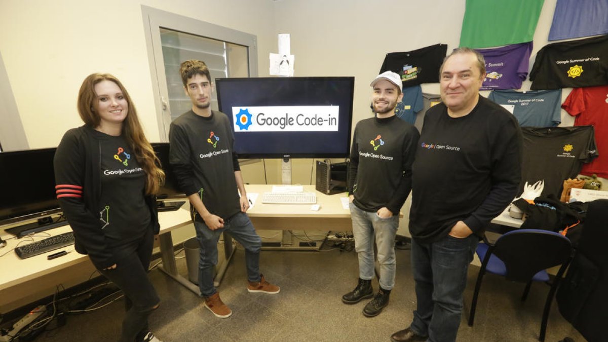 Ibàñez (derecha) junto a varios estudiantes de la UdL que han diseñado y corregido las pruebas.