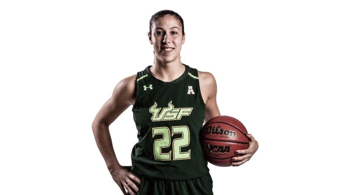 Laia Flores, amb la samarreta de la Universitat de Florida del Sud.