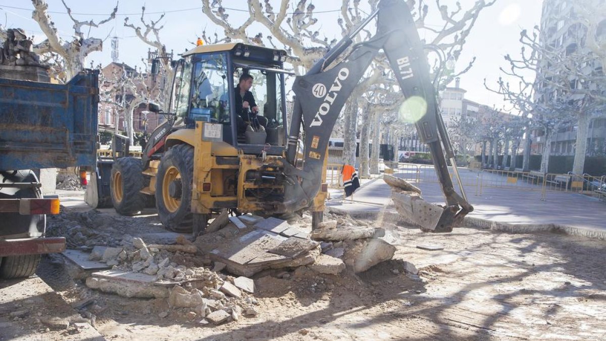 Las obras en el Pati, centro neurálgico de Tàrrega, que empezaron ayer.