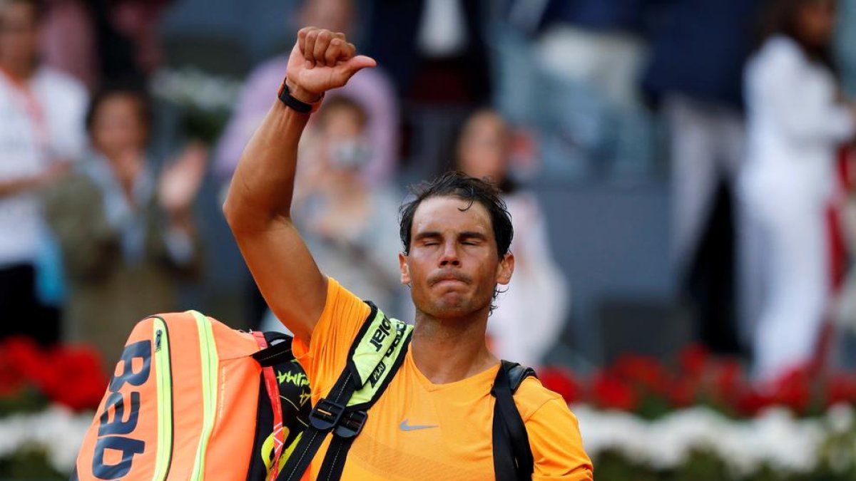 Rafa Nadal s’acomiada dels aficionats després del partit.