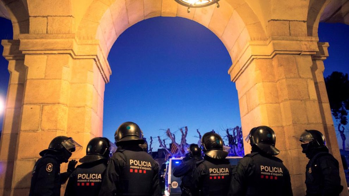 Dos detinguts durant els incidents entre manifestants i Mossos davant del Parlament