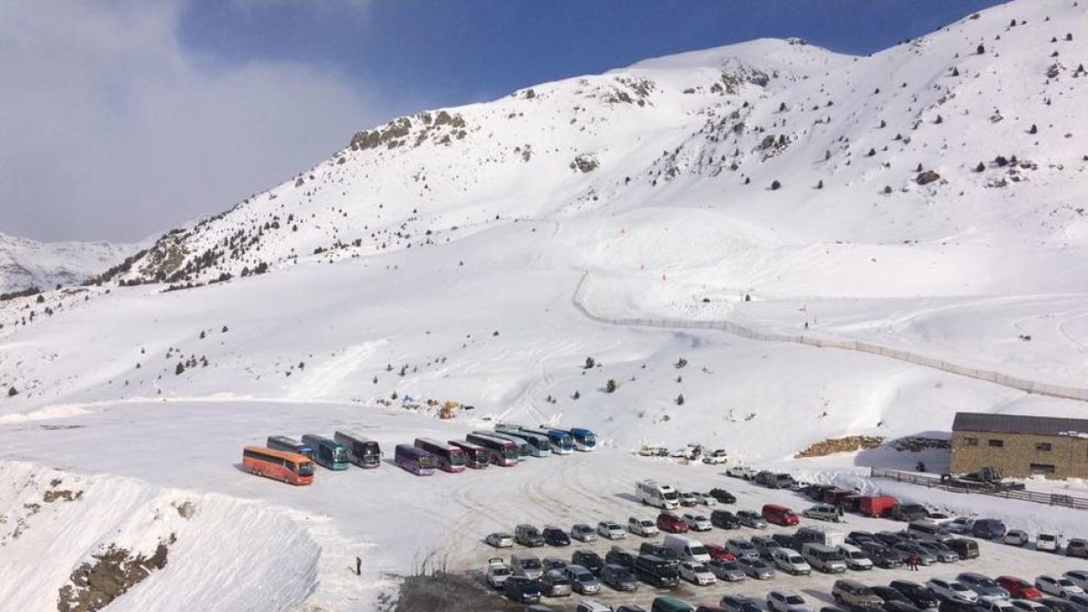 El parking de Boí-Taüll con una docena de autobuses escolares que llevan a los niños a las pistas .