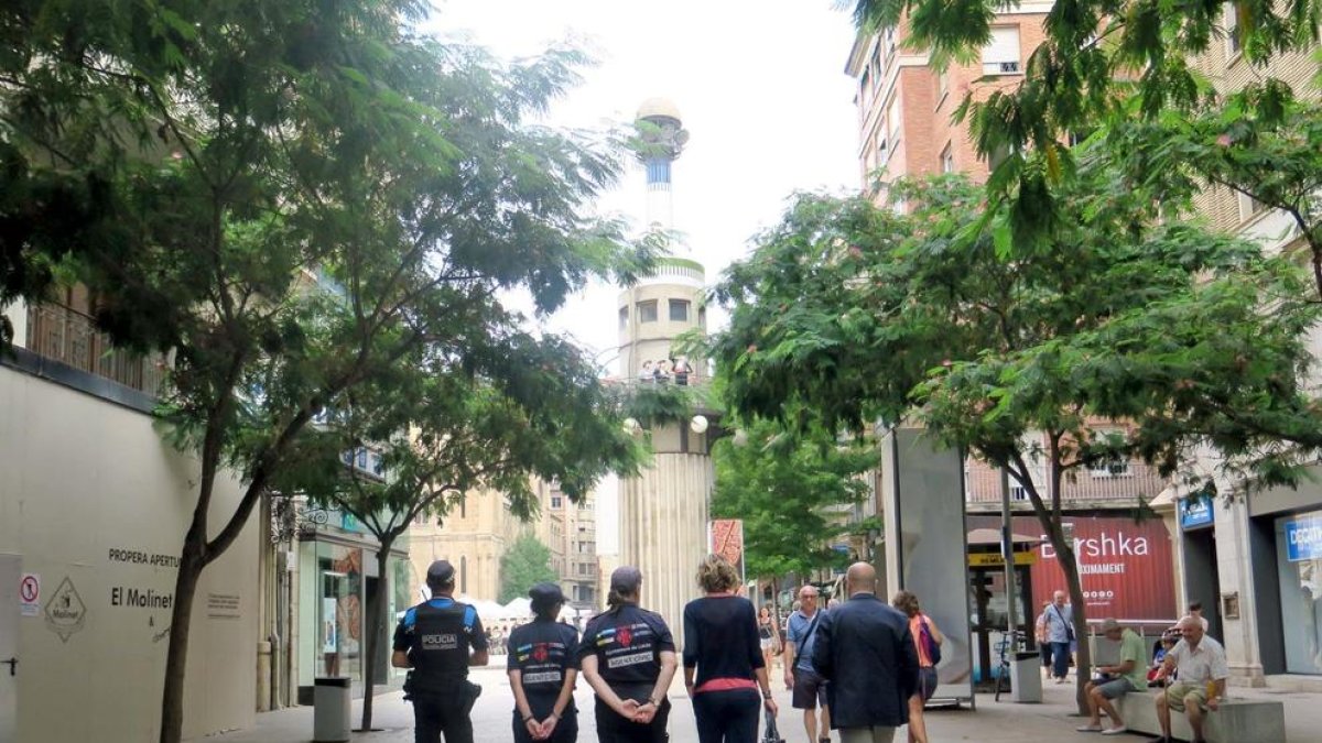 Agentes cívicos, paseando junto a Mínguez por el Eix.