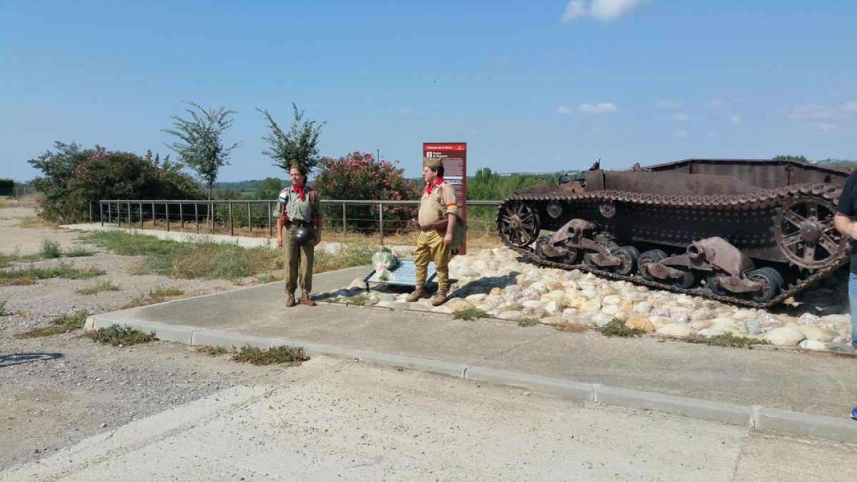 Una de las ofrendas florales en la Plaça de la Pau.