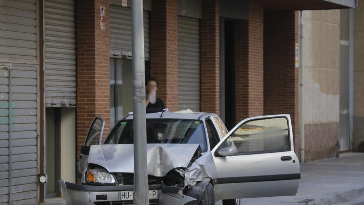 El turismo tras el aparatoso accidente en la calle Josep Carner.