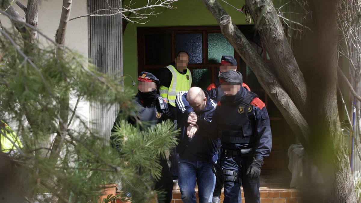 Momento de la detención de uno de los dos cabecillas de la red en Ponent.