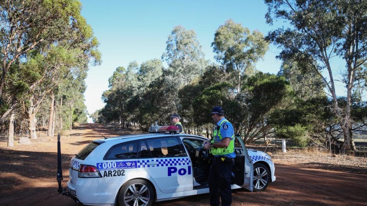 Un cotxe patrulla bloqueja l’accés al lloc del crim.
