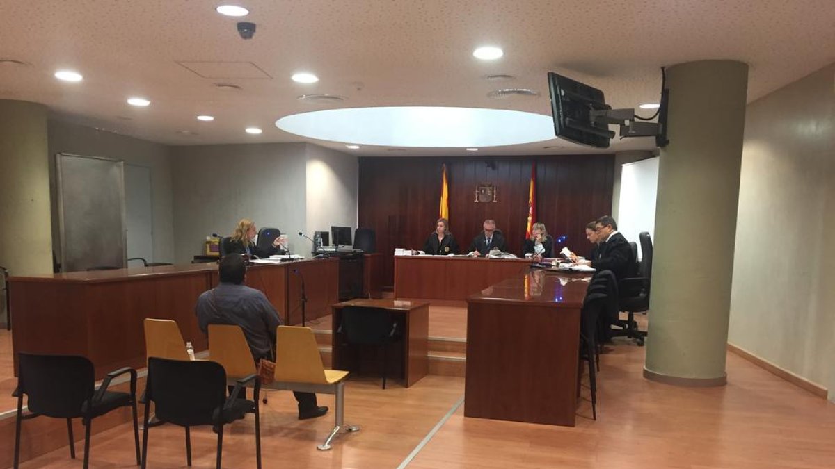 Un momento del juicio celebrado ayer por la mañana en la Audiencia de Lleida.