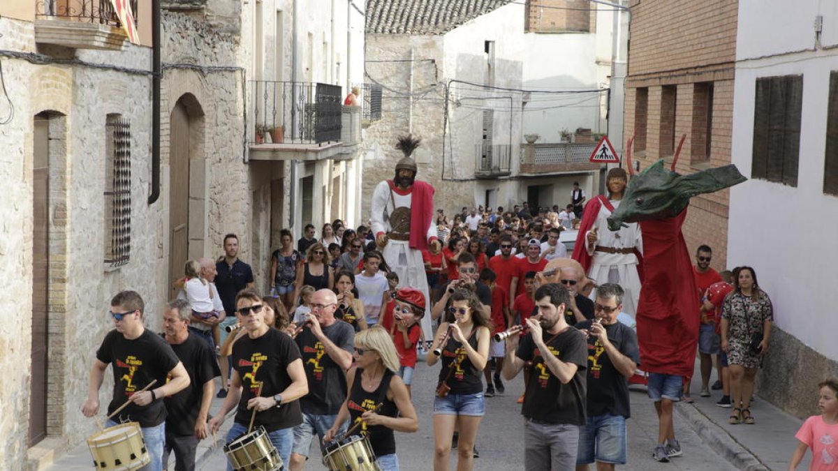 Música i teatre a Arbeca - La localitat de les Garrigues va obrir ahir els seus festejos amb una cercavila que va il·lusionar desenes de veïns. Els gegants i la companyia de teatre La Cremallera van ser els encarregats d’animar els més petits ...