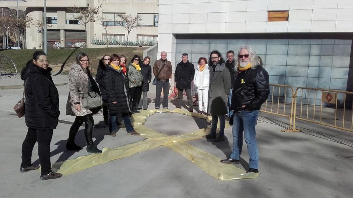 Llaç groc ahir al Museu de Lleida del personal de Cultura.
