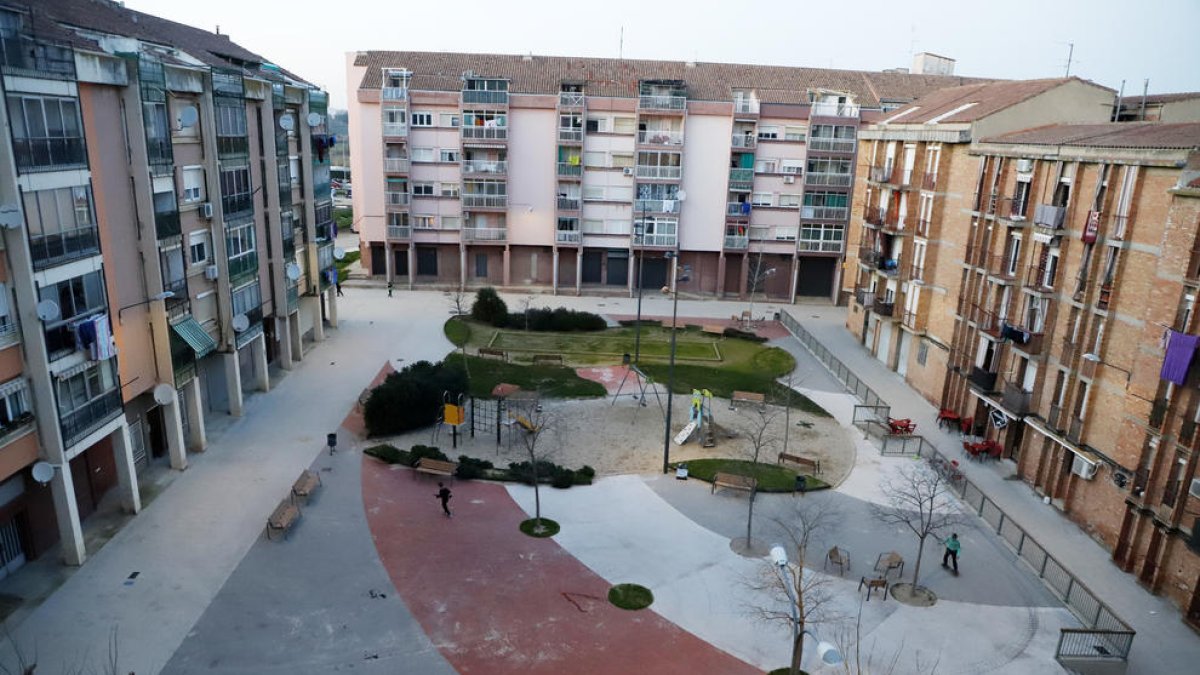 Vista de la plaça Balàfia, situada a la part antiga del barri, ahir a la tarda.